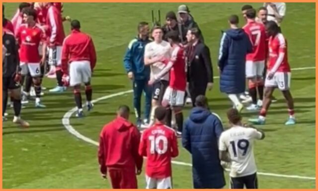 Kapitán Man United Fernandes si všimol, ako sa rozpráva s Elliotom Andersonom
