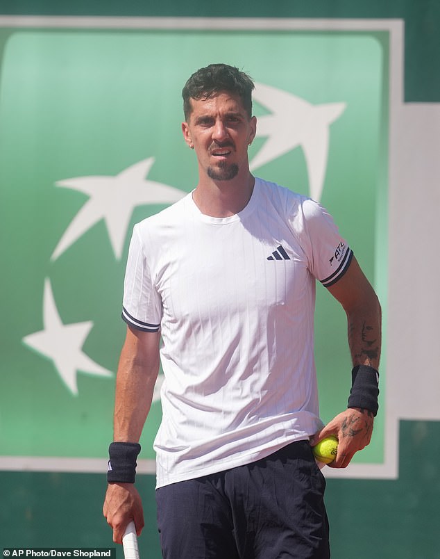 Kariéra tenisovej hviezdy Thanasiho Kokkinakisa je ohrozená po zranení a Thanasi Kokkinakis (na snímke) musel kvôli zraneniu odstúpiť na French Open