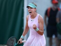 Katie Boulter postúpila do druhého kola French Open po tom, čo prekonala divokú kartu amerických tínedžerov – keďže jej snúbenec Alex De Minaur ukončil beh britského kvalifikanta Tobyho Samuela na Roland Garros Dvadsaťdeväťročná hráčka si počas takmer dva a pol hodiny vydrela víťazstvo 6-4, 4-6, 6-4 v zápase, v ktorom obaja hráči urobili 93 nevynútených chýb.