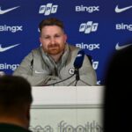 Calum McFarlane počas tlačovej konferencie Chelsea