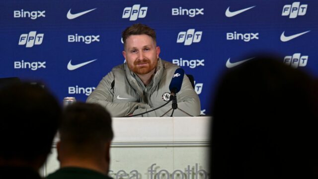 Calum McFarlane počas tlačovej konferencie Chelsea