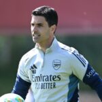 Tréner Arsenalu Mikel Arteta počas tréningu