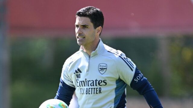 Tréner Arsenalu Mikel Arteta počas tréningu