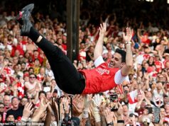 Keď som sedel s Mikelom Artetom po tom, ako zdvihol trofej Premier League, videl som inú osobu: Takto to vyzeralo na oslavách Arsenalu v Selhurste – a prečo sú pripravené pre dynastiu s trofejami. Dvadsaťdva rokov očakávania, zranení, nádejí, neúspechov a všetkého medzi tým sa v Arsenale skončilo titulom Premier League.