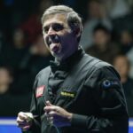 Ronnie O'Sullivan z Anglicka kriedou napíše tágo v zápase semifinálového kola proti Wu Yize z Číny v deň 6 World Open Snooker 2026 v Yushan Sports Center