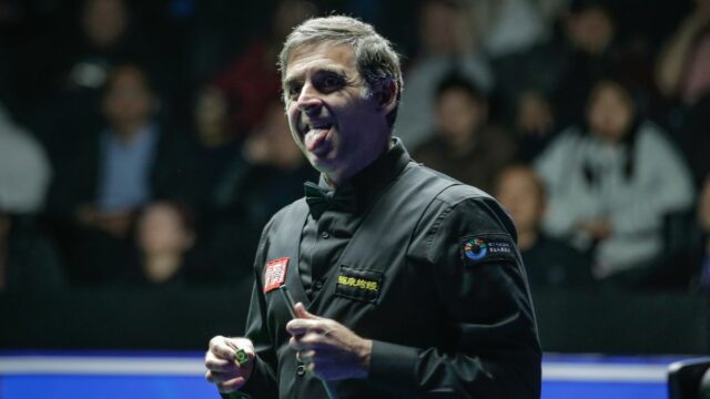 Ronnie O'Sullivan z Anglicka kriedou napíše tágo v zápase semifinálového kola proti Wu Yize z Číny v deň 6 World Open Snooker 2026 v Yushan Sports Center