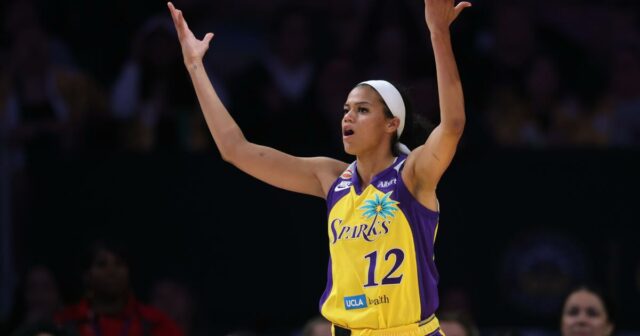 Kelsey Plum získava 28 bodov, ale Sparks stráca na Tempo
