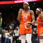Kennedy Burke č. 25 z Connecticut Sun reaguje po tom, čo porazil skóre Seattle Storm WNBA
