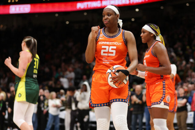 Kennedy Burke č. 25 z Connecticut Sun reaguje po tom, čo porazil skóre Seattle Storm WNBA