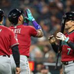 26. mája 2026; San Francisco, Kalifornia, USA; Druhý hráč Arizony Diamondbacks Ketel Marte (4) oslavuje spoluhráčov z pravého poľa Arizona Diamondbacks Corbina Carrolla (7) a ľavého hráča Arizony Diamondbacks Tommyho Troya (9) proti San Francisco Giants počas siedmej zmeny v Oracle Parku. Povinný kredit: Neville E. Guard-Imagn Images