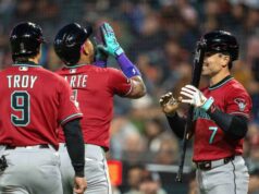 Ketel Marte, Diamondbacks si udržujú dominanciu nad Giants 26. mája 2026; San Francisco, Kalifornia, USA; Druhý hráč Arizony Diamondbacks Ketel Marte (4) oslavuje spoluhráčov z pravého poľa Arizona Diamondbacks Corbina Carrolla (7) a ľavého hráča Arizony Diamondbacks Tommyho Troya (9) proti San Francisco Giants počas siedmej zmeny v Oracle Parku. Povinný kredit: Neville E. Guard-Imagn Images