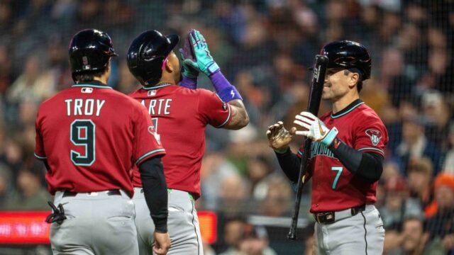 26. mája 2026; San Francisco, Kalifornia, USA; Druhý hráč Arizony Diamondbacks Ketel Marte (4) oslavuje spoluhráčov z pravého poľa Arizona Diamondbacks Corbina Carrolla (7) a ľavého hráča Arizony Diamondbacks Tommyho Troya (9) proti San Francisco Giants počas siedmej zmeny v Oracle Parku. Povinný kredit: Neville E. Guard-Imagn Images