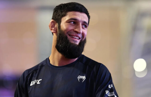 Khamzat Chimaev z UFC 328 opätuje paľbu na „klauna“ Seana Stricklanda za hrozbu zbraňou – „Keby chcel vojnu, už by bol mŕtvy“
