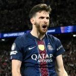 Khvicha Kvaratskhelia z PSG oslavuje svoj druhý gól počas semifinálového zápasu UEFA Ligy majstrov 2025/26 medzi Paris Saint-Germain a FC Bayern München v Parc des Princes 28. apríla 2026 v Paríži vo Francúzsku.