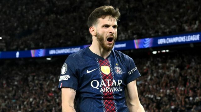 Khvicha Kvaratskhelia z PSG oslavuje svoj druhý gól počas semifinálového zápasu UEFA Ligy majstrov 2025/26 medzi Paris Saint-Germain a FC Bayern München v Parc des Princes 28. apríla 2026 v Paríži vo Francúzsku.