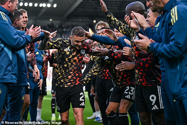 Kieran Trippier súhlasil s dvojročnou dohodou s Wolves - keďže Kieran Trippier dostáva čestnú stráž od spoluhráčov z Newcastlu vo svojom poslednom zápase v St James's Park, pri výhre 3:1 nad West Ham United 17. mája.