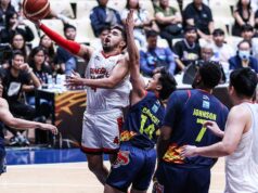 Kings majú ďalšiu šancu na titul, pričom Brownlee opäť vedie RJ Abarrientos (s loptou) stúpa k obruči. — MARLO CUETO