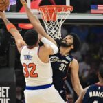 25. mája 2026; Cleveland, Ohio, USA; Center New York Knicks Karl-Anthony Towns (32) strieľa pri bránení centra Clevelandu Cavaliers Jarretta Allena (31) v tretej štvrtine počas štvrtého zápasu finále východnej konferencie o play-off NBA v roku 2026 v Rocket Arene. Povinný kredit: Ken Blaze-Imagn Images