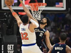 Knicks dokončil sweep Cavs, dostal sa do prvého finále NBA od roku 1999 25. mája 2026; Cleveland, Ohio, USA; Center New York Knicks Karl-Anthony Towns (32) strieľa pri bránení centra Clevelandu Cavaliers Jarretta Allena (31) v tretej štvrtine počas štvrtého zápasu finále východnej konferencie o play-off NBA v roku 2026 v Rocket Arene. Povinný kredit: Ken Blaze-Imagn Images