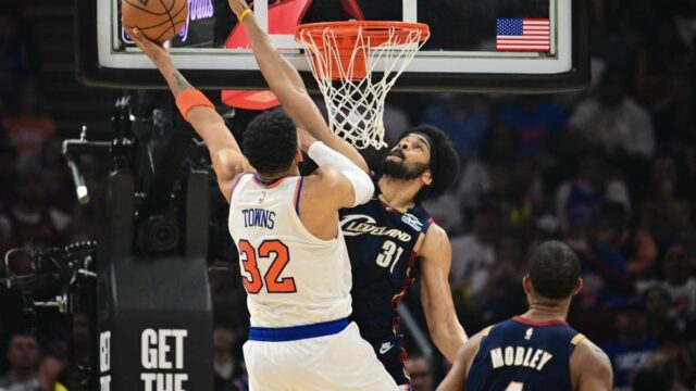25. mája 2026; Cleveland, Ohio, USA; Center New York Knicks Karl-Anthony Towns (32) strieľa pri bránení centra Clevelandu Cavaliers Jarretta Allena (31) v tretej štvrtine počas štvrtého zápasu finále východnej konferencie o play-off NBA v roku 2026 v Rocket Arene. Povinný kredit: Ken Blaze-Imagn Images