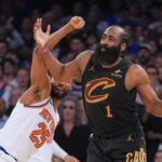 Knicks omráči Cavs v hre 1, keď sa James Harden dostane pod paľbu
