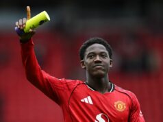 Kobbie Mainoo dokončil rehabilitáciu v Man Utd, aby ukončil desaťročné čakanie v Liverpoole Kobbie Mainoo