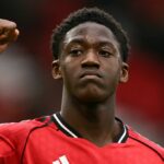 Anglický stredopoliar Manchestru United #37 Kobbie Mainoo gestikuluje fanúšikom na konci futbalového zápasu anglickej Premier League medzi Manchestrom United a Aston Villa na Old Trafford v Manchestri v severozápadnom Anglicku 15. marca 2026. (Foto: Oli SCARFF/AFP cez Getty Images) / POUŽÍVANIE REDAKCIE OBMEDZENÉ. Nepoužívajte s nepovoleným zvukom, videom, údajmi, súpiskami zápasov, logami klubov/ligy alebo „živými“ službami. Online použitie v zápase je obmedzené na 120 obrázkov. Ďalších 40 obrázkov môže byť použitých v predĺžení. Nie emulácia videa. Používanie sociálnych médií počas zápasu je obmedzené na 120 obrázkov. Ďalších 40 obrázkov môže byť použitých v predĺžení. Nepoužívajte v publikáciách o stávkach, hrách alebo publikáciách o jednotlivých kluboch/ligách/hráčoch.