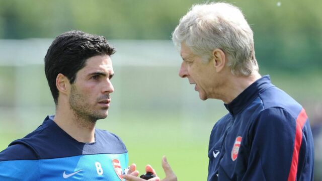 Arsene Wenger, manažér Arsenalu, sa rozpráva s Mikelom Artetom z Arsenalu počas tréningu 1. tímu Arsenalu v London Colney