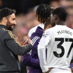 Ruben Amorim sa rozpráva s Kobbie Mainoo počas futbalového zápasu anglickej Premier League medzi Liverpoolom a Manchestrom United na Anfielde.