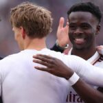 Bukayo Saka, Martin Odegaard a Mikel Arteta oslavujú víťazstvo Arsenalu 1:0 na ihrisku West Ham United