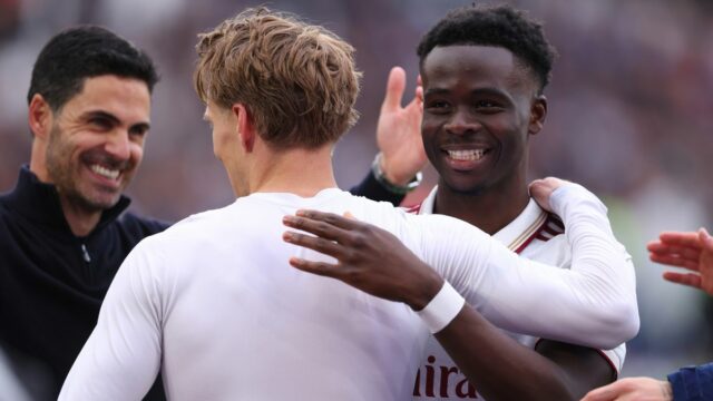 Bukayo Saka, Martin Odegaard a Mikel Arteta oslavujú víťazstvo Arsenalu 1:0 na ihrisku West Ham United