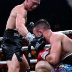 Na snímke: Moment, keď Nikita Tszyu spáchal jeden z hlavných hriechov boxu tým, že v stredu večer udrel svojho súpera Oscara Diaza, keď bol na dne.