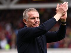 Kontroverzia o play-off šampionátu, keď Wrexham „okradli“ po góle z ofsajdu a penaltovej zúrivosti Šéf Wrexhamu Phil Parkinson tlieska