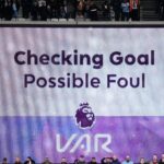 Veľká obrazovka zobrazujúca kontrolu VAR kvôli faulu na brankára Arsenalu Davida Rayu pri príprave na gól West Ham United Callum Wilson
