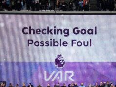 Kontroverzná zúrivosť Arsenalu VAR vedie FIFA k vyhláseniu Majstrovstiev sveta 2026 Veľká obrazovka zobrazujúca kontrolu VAR kvôli faulu na brankára Arsenalu Davida Rayu pri príprave na gól West Ham United Callum Wilson
