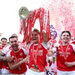 Korunovácia v paláci! Arsenal zdvihol nad hlavu trofej Premier League po tom, čo skončil 22-ročné čakanie na to, aby sa stal futbalovým kráľom Anglicka - a teraz je na rade Európa...