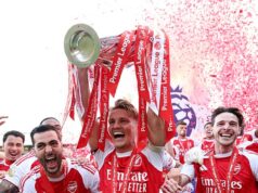 Korunovácia v paláci! Arsenal zdvihol nad hlavu trofej Premier League po tom, čo skončil 22-ročné čakanie na to, aby sa stal futbalovým kráľom Anglicka – a teraz je na rade Európa… Korunovácia v paláci! Arsenal zdvihol nad hlavu trofej Premier League po tom, čo skončil 22-ročné čakanie na to, aby sa stal futbalovým kráľom Anglicka - a teraz je na rade Európa...