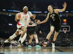 Kôš Sarah Ashlee Barkerovej pri bzučiaku dáva Fire prvé víťazstvo v WNBA WNBA: New York Liberty at Portland Fire