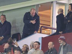 Kráľovský súhlas Aston Villy: Princ William tancuje na Sweet Caroline a buší päsťami, keď oslavuje, že jeho milovaná strana sa dostala do finále Európskej ligy dominantným víťazstvom nad Nottingham Forest Princ William žiaril, keď videl, ako sa jeho tím z Aston Villy dostal do finále Európskej ligy