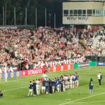 Krídelník Rayo Vallecano berie z davu vlajku Palestíny