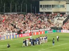 Krídelník Rayo Vallecano berie z davu vlajku Palestíny Krídelník Rayo Vallecano berie z davu vlajku Palestíny