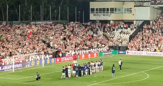 Krídelník Rayo Vallecano berie z davu vlajku Palestíny
