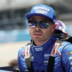 16. mája 2026; Dover, Delaware, USA; Pilot série NASCAR Cup Kyle Larson nastupuje do svojho auta počas kvalifikácie na preteky NASCAR All-Star Race na Dover Motor Speedway. Povinný kredit: Matthew O'Haren-Imagn Images