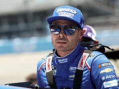 Kyle Larson medzi jazdcami, ktorí hľadajú prielom v Music City 16. mája 2026; Dover, Delaware, USA; Pilot série NASCAR Cup Kyle Larson nastupuje do svojho auta počas kvalifikácie na preteky NASCAR All-Star Race na Dover Motor Speedway. Povinný kredit: Matthew O'Haren-Imagn Images