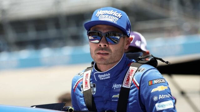 16. mája 2026; Dover, Delaware, USA; Pilot série NASCAR Cup Kyle Larson nastupuje do svojho auta počas kvalifikácie na preteky NASCAR All-Star Race na Dover Motor Speedway. Povinný kredit: Matthew O'Haren-Imagn Images