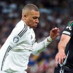Kylian Mbappe (L) z Realu Madrid súperí o loptu s Williamom Salibom z Arsenalu FC počas štvrťfinále UEFA Ligy majstrov 2024/25 v druhom zápase medzi Real Madrid CF a Arsenal FC na Estadio Santiago Bernabeu 16. apríla 2025 v Madride v Španielsku.