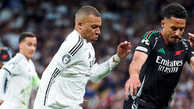 Kylian Mbappe (L) z Realu Madrid súperí o loptu s Williamom Salibom z Arsenalu FC počas štvrťfinále UEFA Ligy majstrov 2024/25 v druhom zápase medzi Real Madrid CF a Arsenal FC na Estadio Santiago Bernabeu 16. apríla 2025 v Madride v Španielsku. 