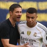 Kylian Mbappe č. 9 z Realu Madrid CF sa rozpráva s Xabi Alonsom, hlavným trénerom Realu Madrid CF, počas zápasu osemfinále FIFA Club World Cup 2025 medzi Real Madrid CF a Juventus FC na Hard Rock Stadium 1. júla 2025 v Miami Gardens na Floride.