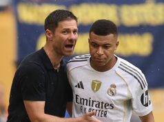 Kylian Mbappe sa pripojil k Chelsea ako BlueCo, ktorý dostal vysnívaný Xabi Alonso prestupový shortlist Kylian Mbappe č. 9 z Realu Madrid CF sa rozpráva s Xabi Alonsom, hlavným trénerom Realu Madrid CF, počas zápasu osemfinále FIFA Club World Cup 2025 medzi Real Madrid CF a Juventus FC na Hard Rock Stadium 1. júla 2025 v Miami Gardens na Floride.