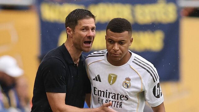 Kylian Mbappe sa pripojil k Chelsea ako BlueCo, ktorý dostal Kylian Mbappe č. 9 z Realu Madrid CF sa rozpráva s Xabi Alonsom, hlavným trénerom Realu Madrid CF, počas zápasu osemfinále FIFA Club World Cup 2025 medzi Real Madrid CF a Juventus FC na Hard Rock Stadium 1. júla 2025 v Miami Gardens na Floride.